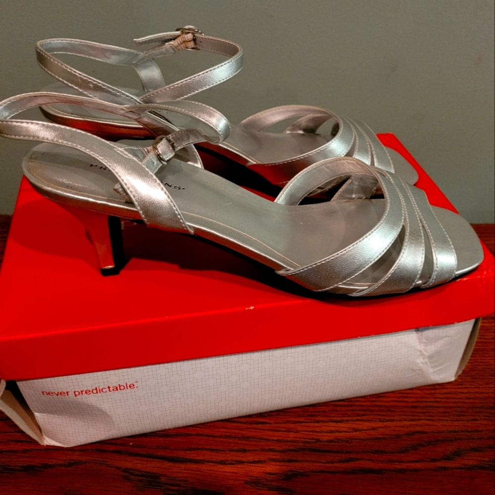 Predictions Women's Silver/Hazel dress shoes, size 9.5